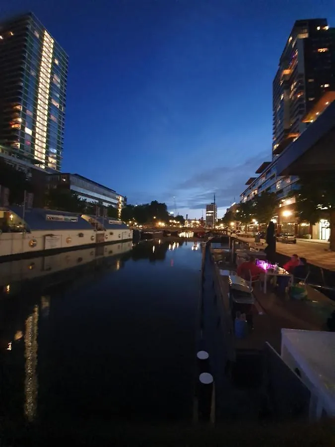 Hotel De Coaster & Aquarium Ponton Rotterdam Niederlande