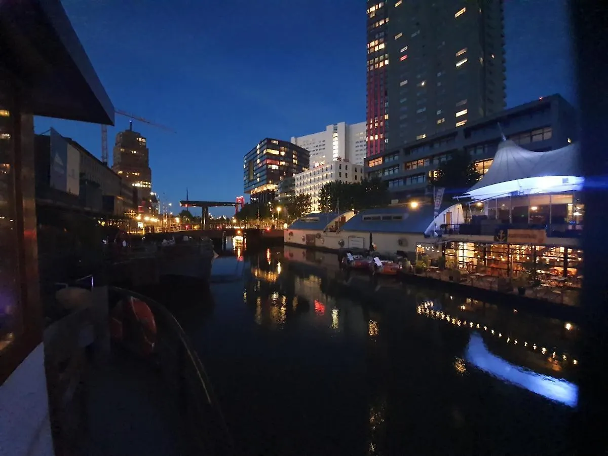 Botel Hotel De Coaster & Aquarium Ponton Rotterdam Niederlande