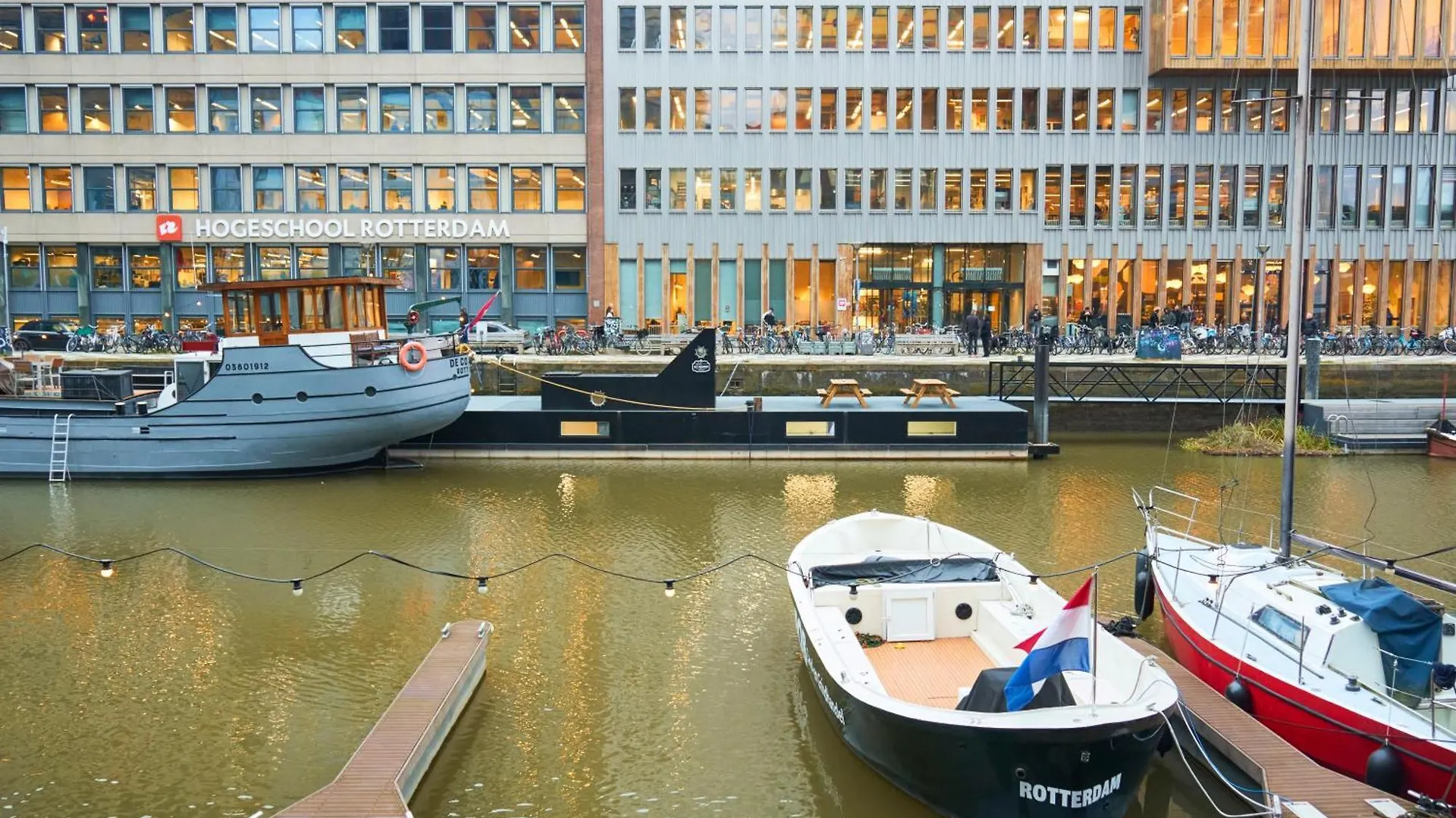 Hotel De Coaster & Aquarium Ponton Rotterdam Hotel na wodzie